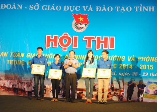 Ban tổ chức trao giải cho các cá nhân và tập thể đạt giải trong hội thi
